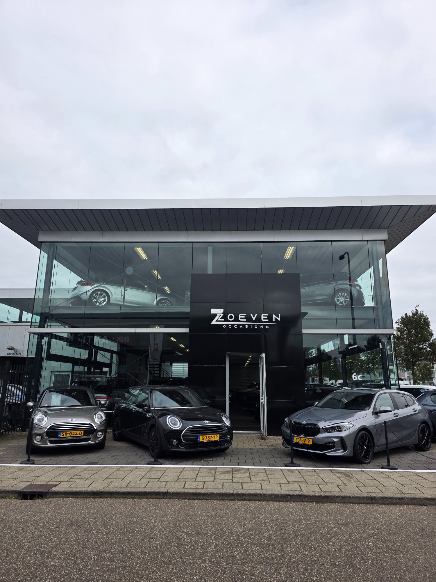 Inzoeven Occasions Utrecht — showroom voorkant